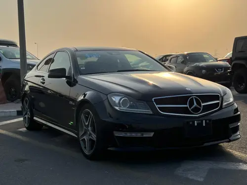 سيارة مرسيدس-بنز C63 AMG بمحرك 6.2 لتر موديل 2011 مستعملة - أسود