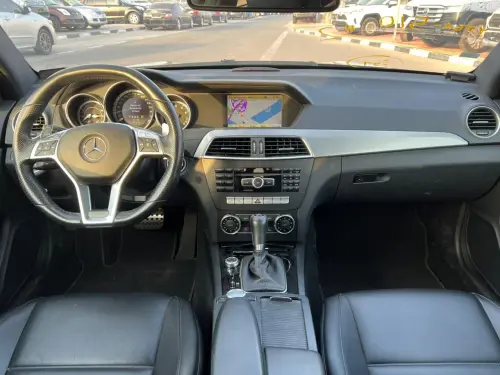 سيارة مرسيدس-بنز C63 AMG بمحرك 6.2 لتر موديل 2011 مستعملة - أسود