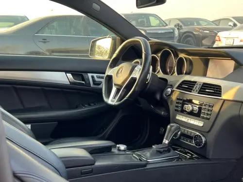سيارة مرسيدس-بنز C63 AMG بمحرك 6.2 لتر موديل 2011 مستعملة - أسود