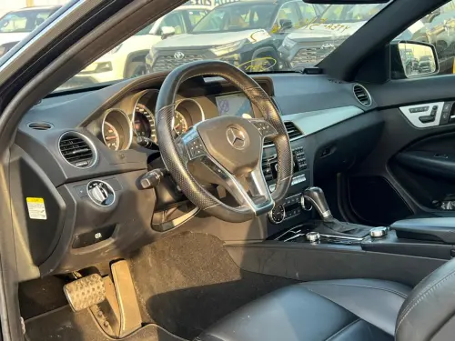 سيارة مرسيدس-بنز C63 AMG بمحرك 6.2 لتر موديل 2011 مستعملة - أسود