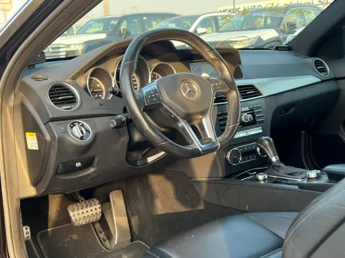 سيارة مرسيدس-بنز C63 AMG بمحرك 6.2 لتر موديل 2011 مستعملة - أسود
