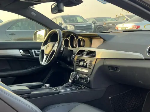 سيارة مرسيدس-بنز C63 AMG بمحرك 6.2 لتر موديل 2011 مستعملة - أسود