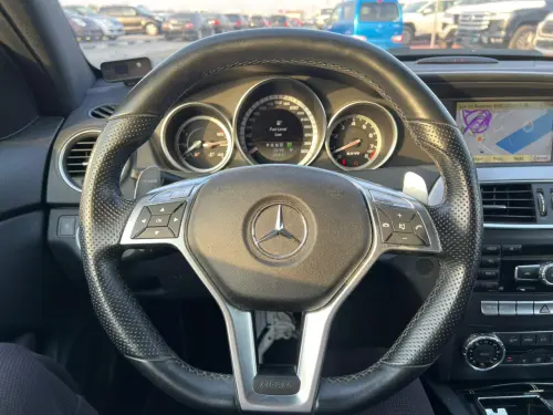 سيارة مرسيدس-بنز C63 AMG بمحرك 6.2 لتر موديل 2011 مستعملة - أسود