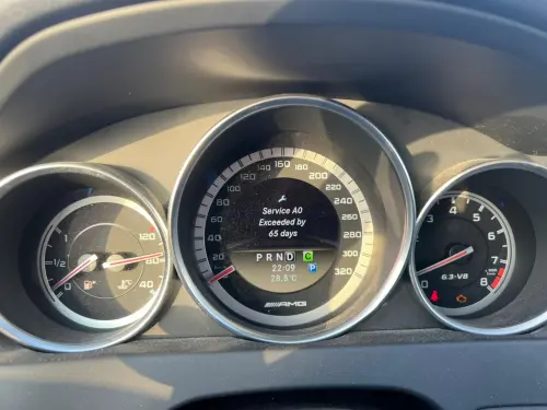 سيارة مرسيدس-بنز C63 AMG بمحرك 6.2 لتر موديل 2011 مستعملة - أسود