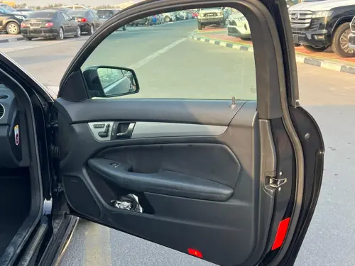 سيارة مرسيدس-بنز C63 AMG بمحرك 6.2 لتر موديل 2011 مستعملة - أسود