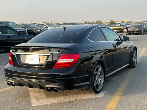 سيارة مرسيدس-بنز C63 AMG بمحرك 6.2 لتر موديل 2011 مستعملة - أسود