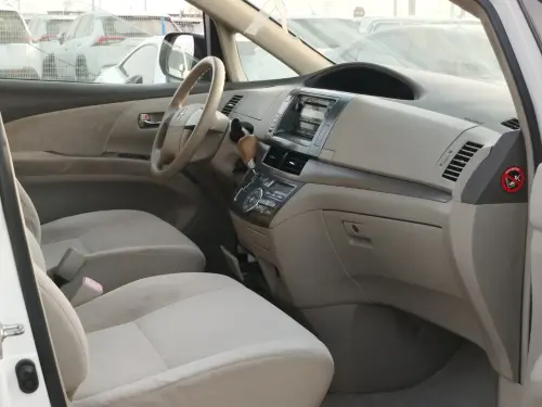سيارة تويوتا بريفيا 2.5L موديل 2010 مستعملة - أبيض