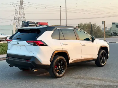Toyota RAV4 XLE Hybrid 2022 Model year White Exterior