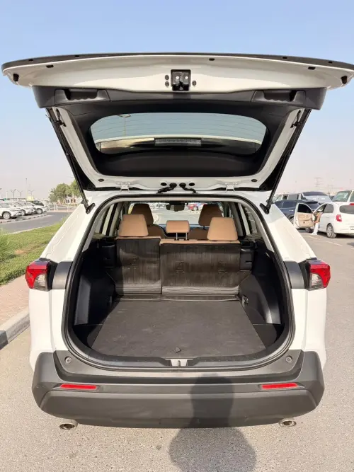 Toyota RAV4 XLE Hybrid 2022 Model year White Exterior