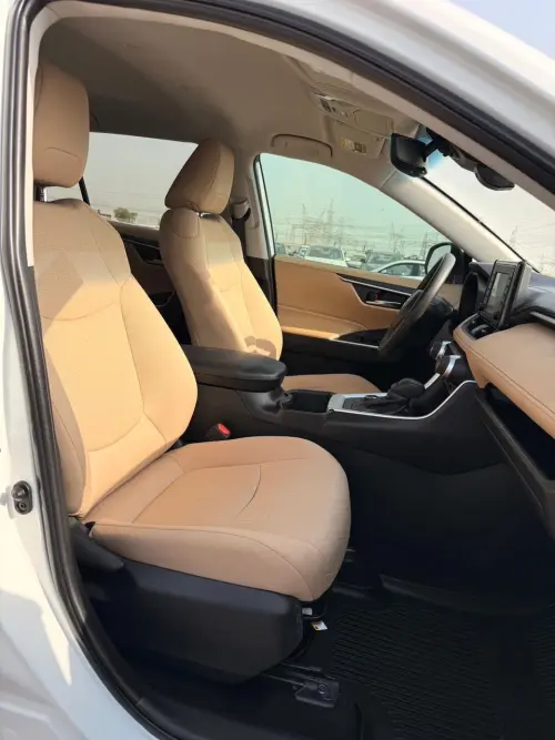Toyota RAV4 XLE Hybrid 2022 Model year White Exterior