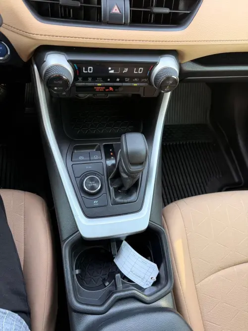 Toyota RAV4 XLE Hybrid 2022 Model year White Exterior