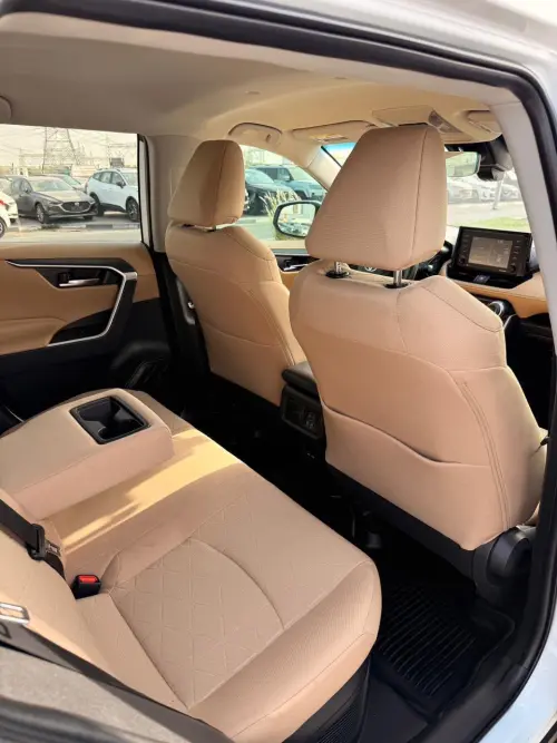 Toyota RAV4 XLE Hybrid 2022 Model year White Exterior