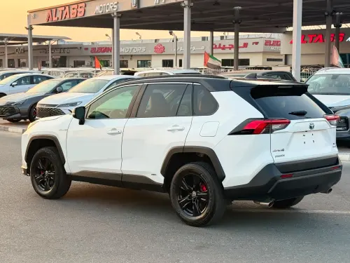 Toyota RAV4 XLE Hybrid 2022 Model year White Exterior