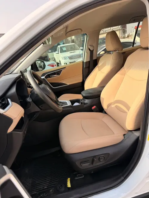 Toyota RAV4 XLE Hybrid 2022 Model year White Exterior