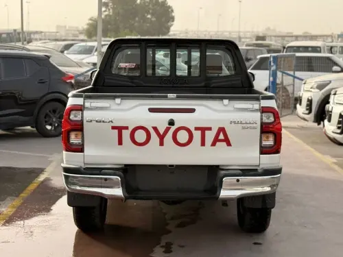 Toyota Hilux SR5 Petrol Automatic 2025 Double Cabin - White / Red