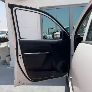 TOYOTA HILUX 2.4L DLX-E M/T DSL