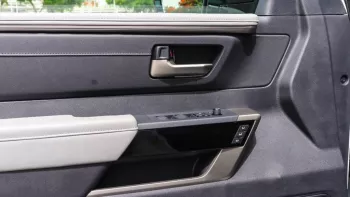 Tundra 2WD Limited White Inside Grey 2022