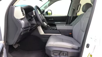 Tundra 2WD Limited White Inside Grey 2022