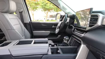 Tundra 2WD Limited White Inside Grey 2022