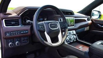 GMC YUKON DENAIL GCC OUTSIDE WHITE AND INSIDE BROWN MODEL 2022.
