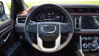 GMC YUKON DENAIL GCC OUTSIDE WHITE AND INSIDE BROWN MODEL 2022.