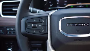 GMC YUKON DENAIL GCC OUTSIDE WHITE AND INSIDE BROWN MODEL 2022.