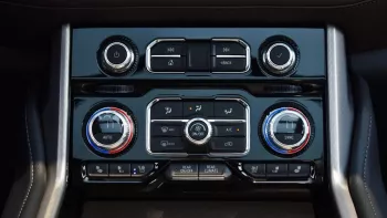 GMC YUKON DENAIL GCC OUTSIDE WHITE AND INSIDE BROWN MODEL 2022.