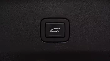 GMC YUKON DENAIL GCC OUTSIDE WHITE AND INSIDE BROWN MODEL 2022.