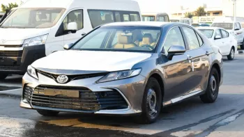 Toyota Camry LE 2.5L basic option 2022