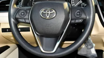 Toyota Camry LE 2.5L basic option 2022