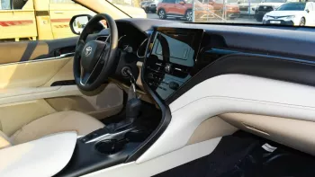 Toyota Camry LE 2.5L basic option 2022