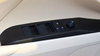 Toyota Camry LE 2.5L basic option 2023
