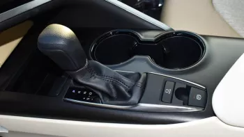 Toyota Camry LE 2.5L basic option 2023