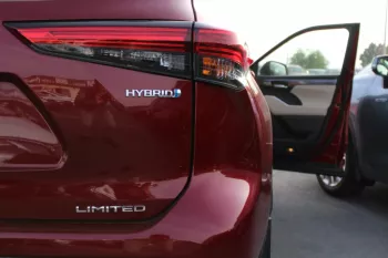 Toyota Highlander Hybrid Limited 2.5L 2022 Red