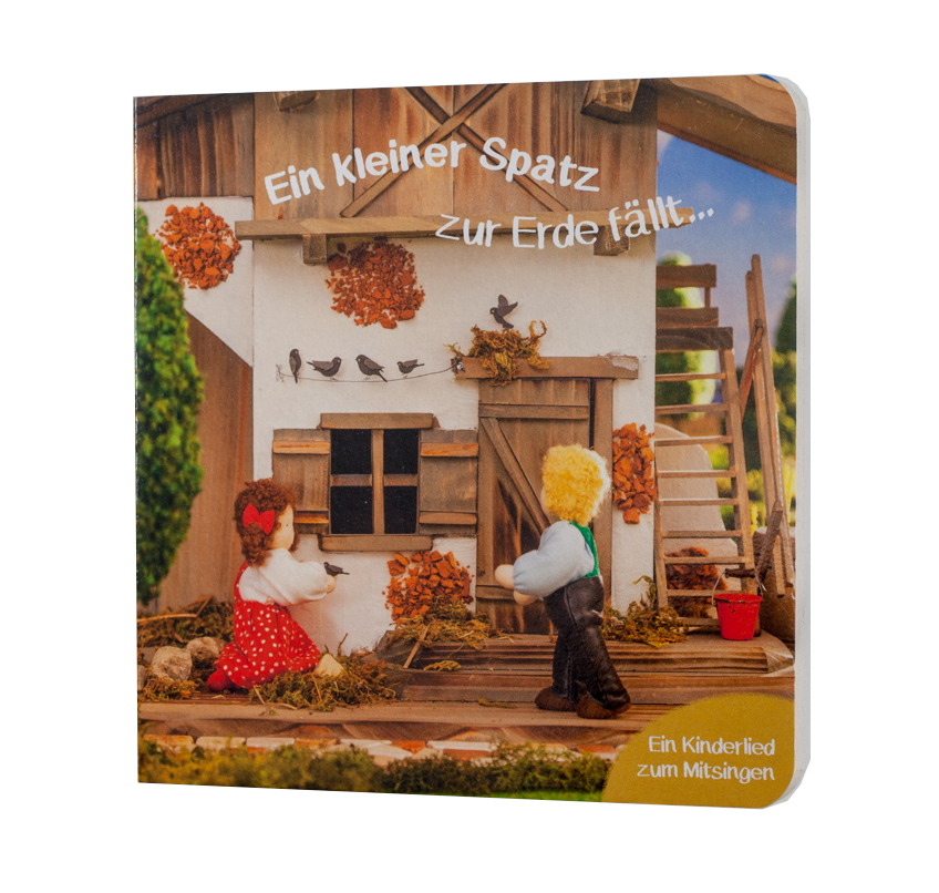 Ein kleiner Spatz zur Erde fällt