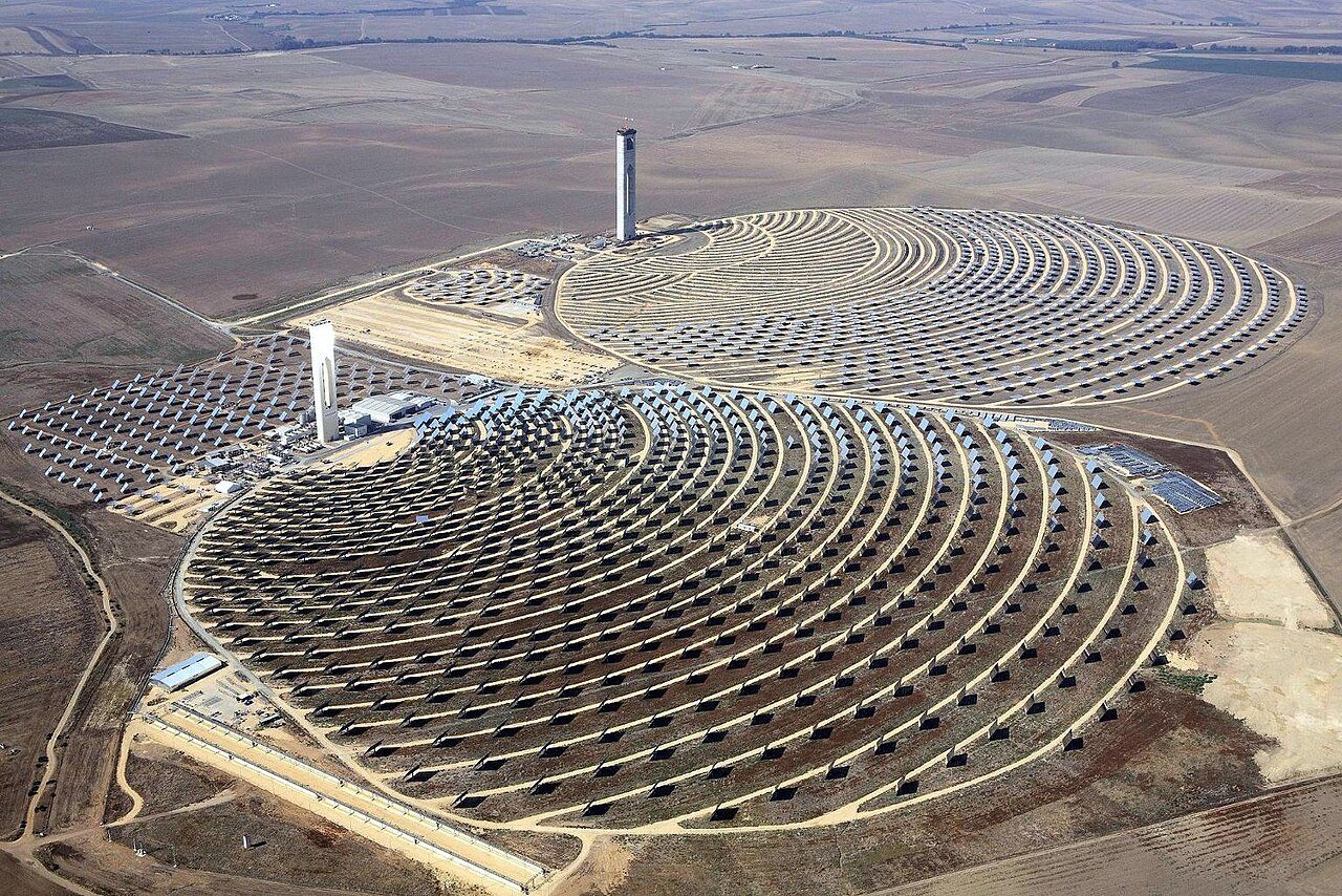 Комплекс Solucar, на передньому плані сонячна електростанція PS10, на задньому — PS20