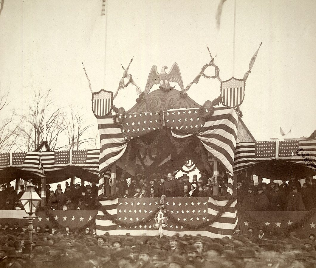 Prezydent Garfield na trybunie podczas uroczystości inauguracyjnych 4 marca 1881 roku