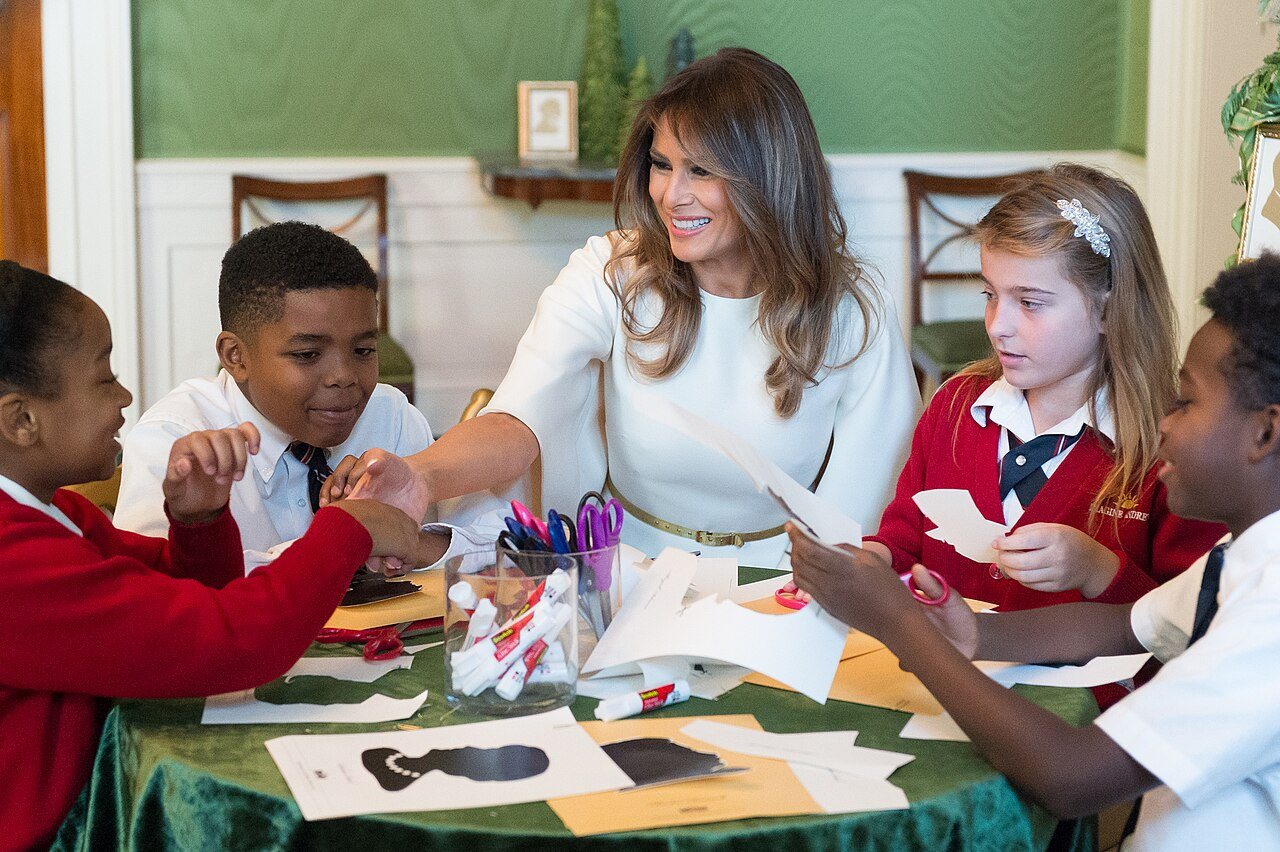 Melania Trump travaillant avec des enfants lors d'un événement de Noël en 2017 ; elle a déclaré que le bien-être des enfants figurait parmi les questions qui lui tenaient le plus à cœur