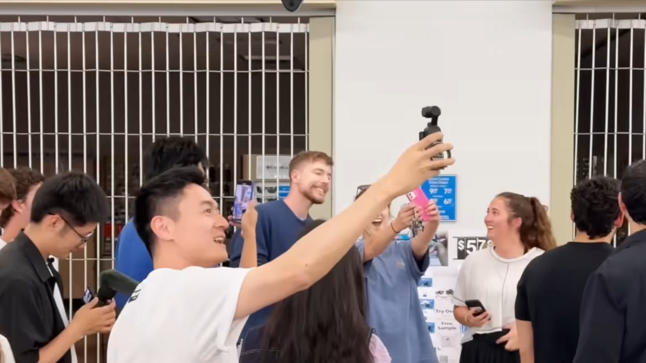MrBeast bei einer Fotoaufnahme bei Walmart