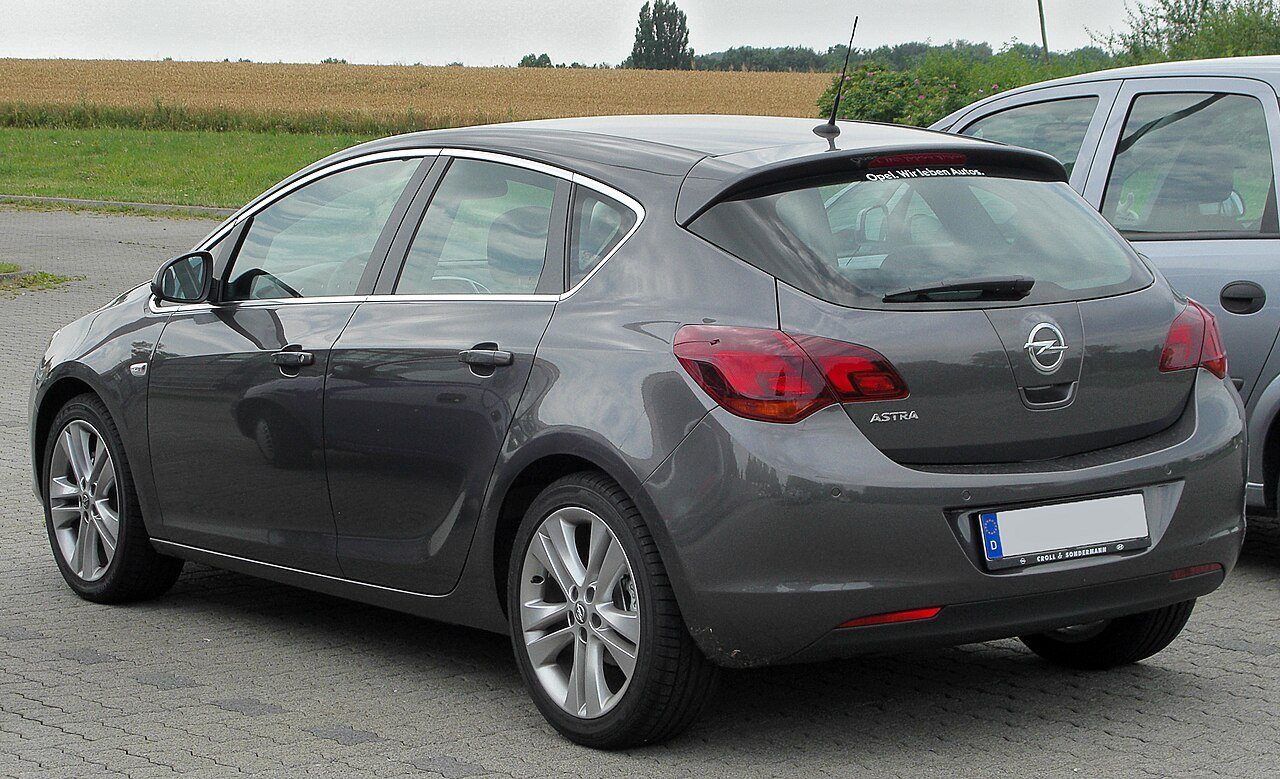 Vista trasera de un Opel Astra J, julio de 2010