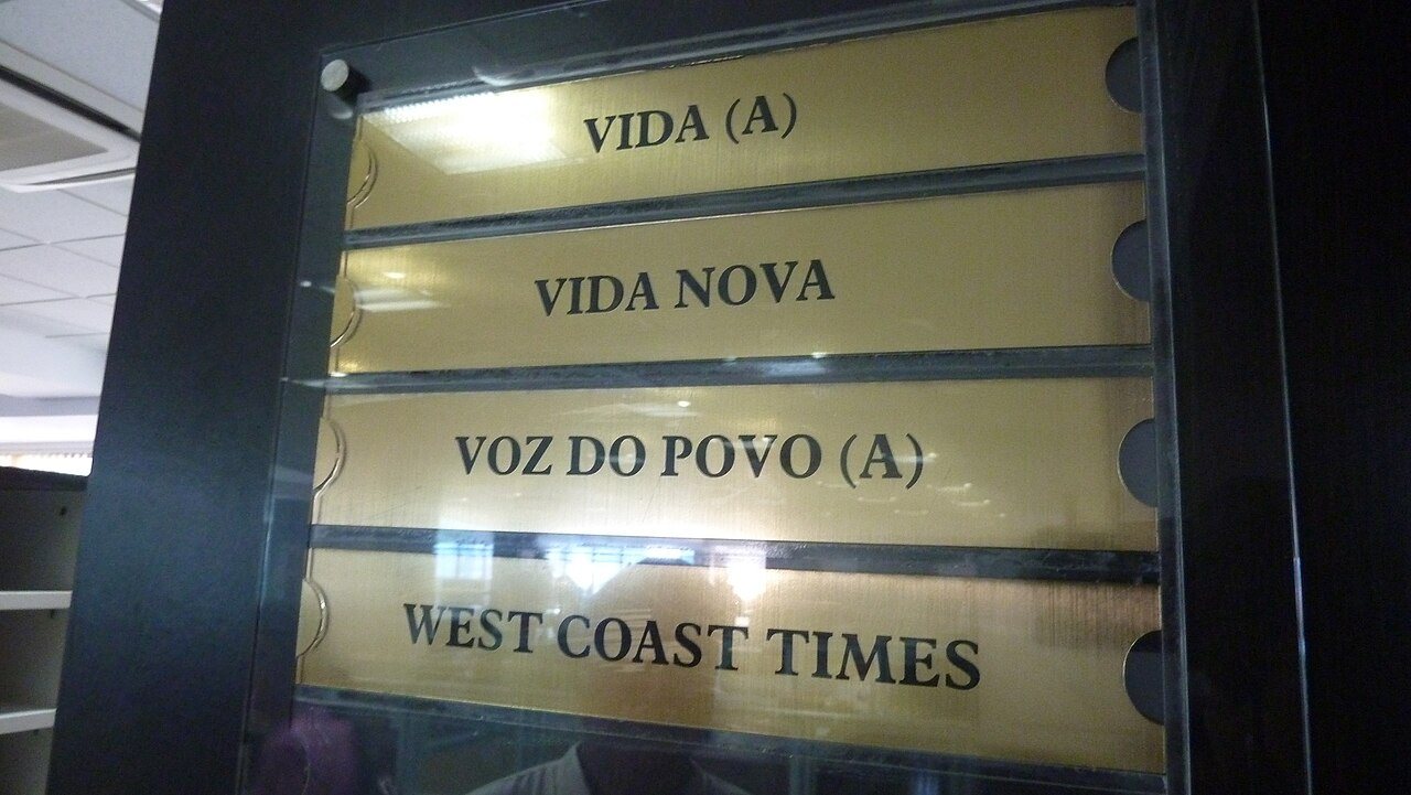 A sign at Goa Central Library in Panaji, India, listing three Portuguese-language newspapers