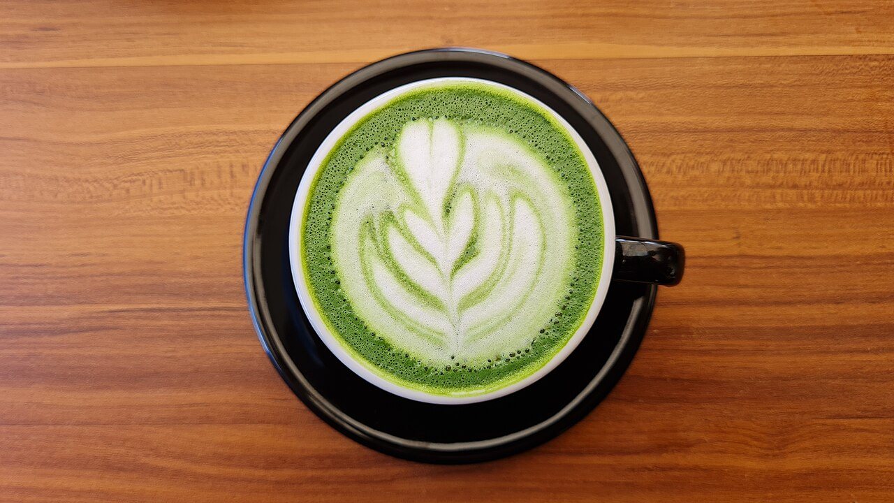 Latte au matcha avec décor en latte art rosetta