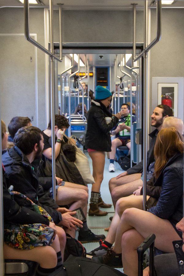 Lansuje trend na "no pants". Nie każdy byłby aż tak śmiały