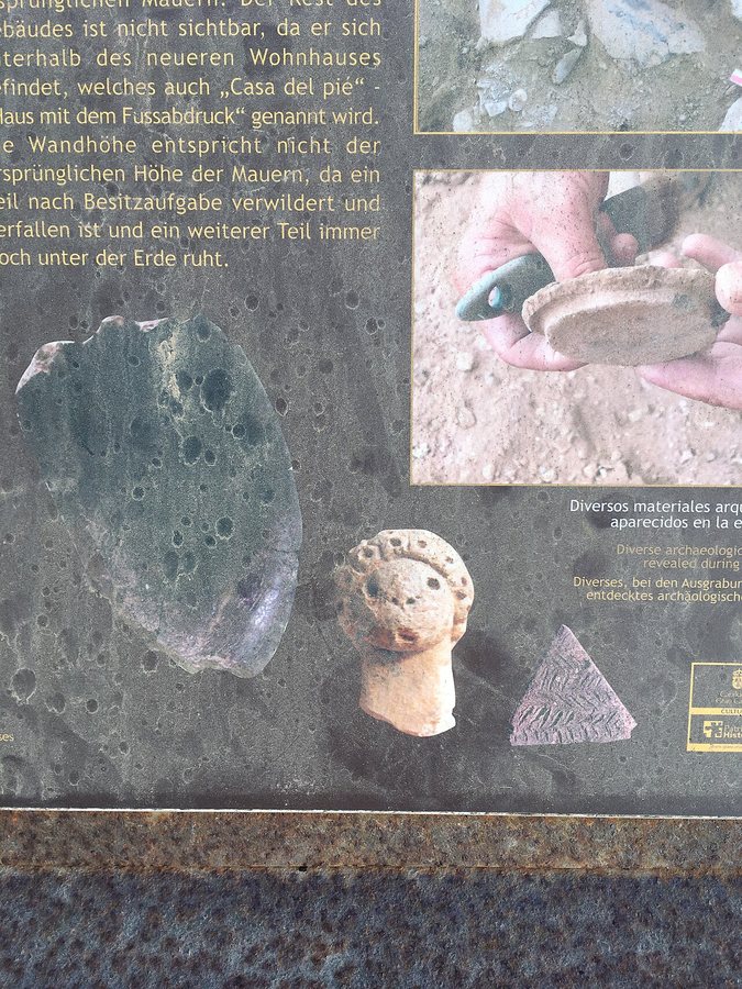 Eine Auswahl von Artefakten, die an der Fundstätte Lomo de los Gatos auf Gran Canaria geborgen wurden