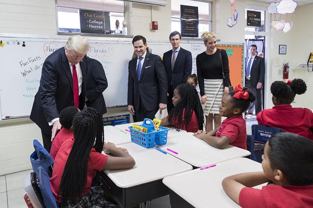 Rubio y el presidente Donald Trump visitando un aula de cuarto grado en Orlando, Florida, el 3 de marzo de 2017