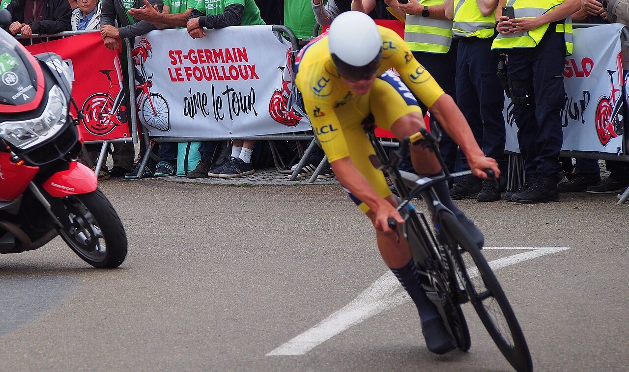 Van der Poel con la maglia gialla al Tour de France 2021