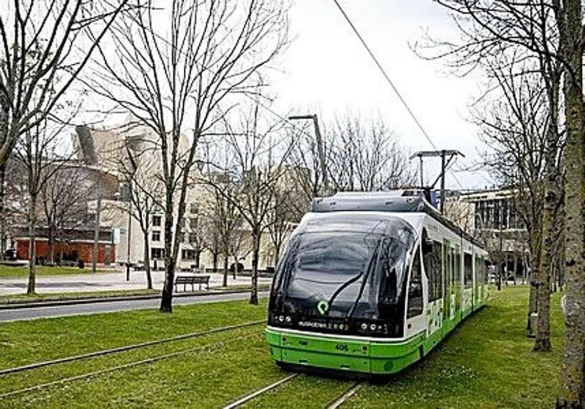 El tranvía choca contra un coche en Bilbao