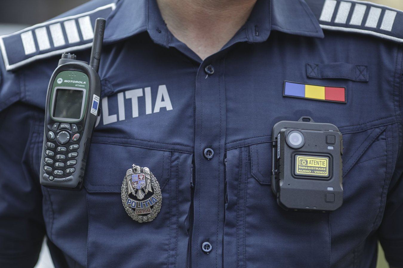 Polițist reținut și cercetat sub control judiciar pentru șase infracțiuni. Agentul și-a înșelat inclusiv șefii, pentru bani