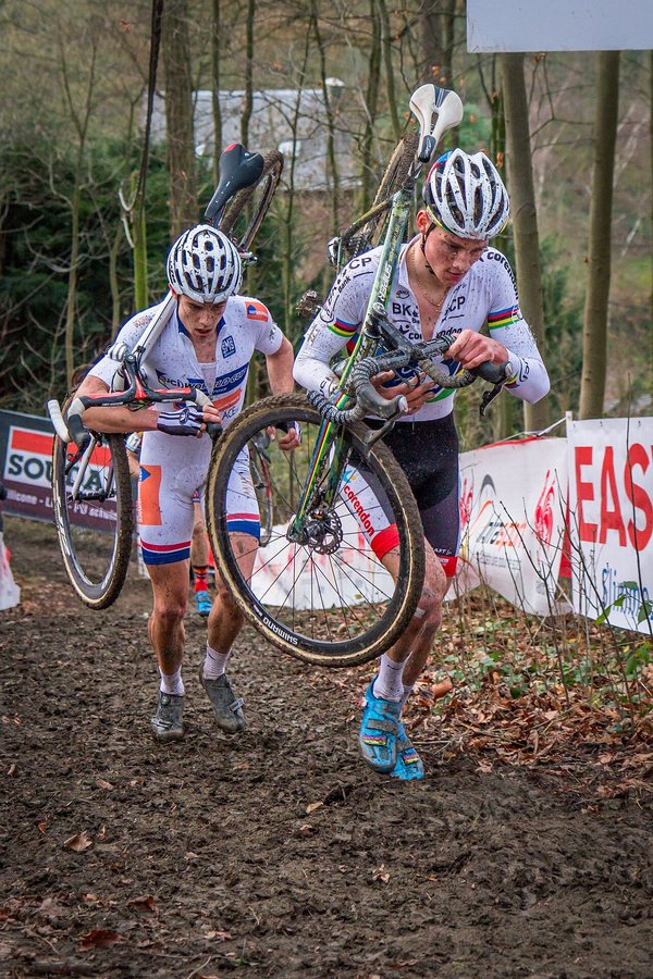 Van der Poel (a destra) davanti a Wout van Aert in Coppa del Mondo di ciclocross UCI a Namur, 2015