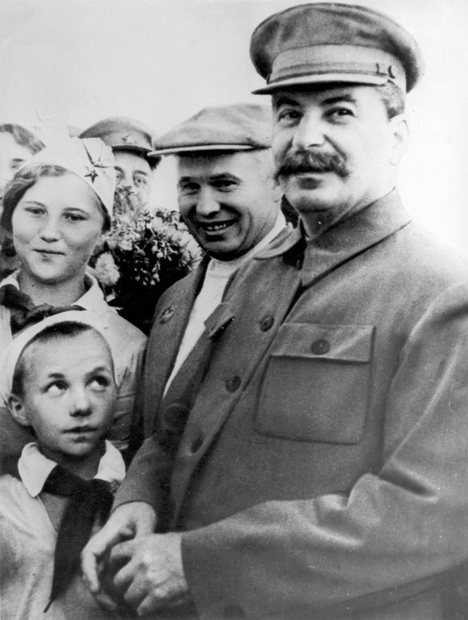 Jrushchov (segundo por la derecha) posando para una foto con Iósif Stalin (extremo derecho) durante la década de 1930